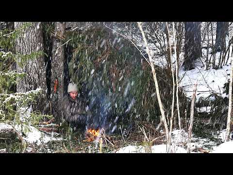 SNOWSTORM WINTER Bushcraft in ROUGH Weather - Building Survival Shelters
