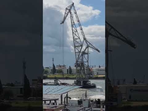 Watercrane in Hamburg #crane  #water  #atmosphere #river  #elbefähre