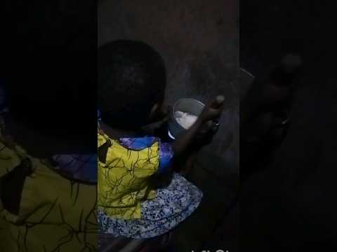 funny 😄😄😄preparing African food (eba)#comedy #cooking