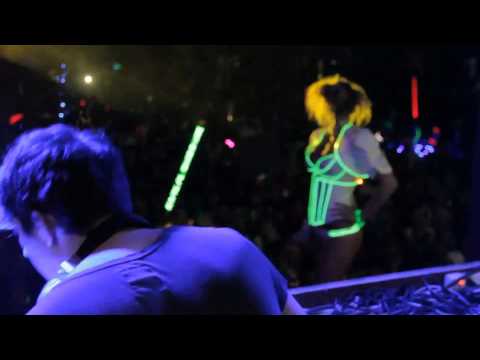 PORTER ROBINSON - DROPS THE BASS (Live)