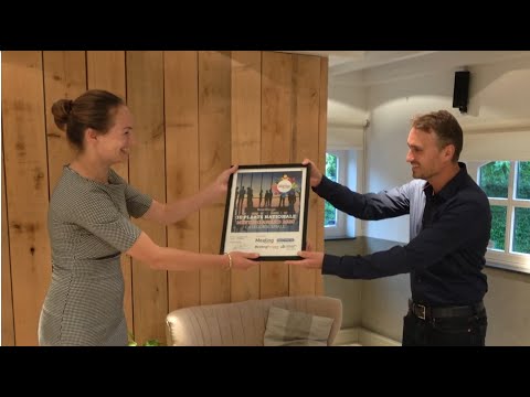 Overhandigen certificaat voor 3de plaats Boordhuys Nuenen bij Nationale Meeting Award