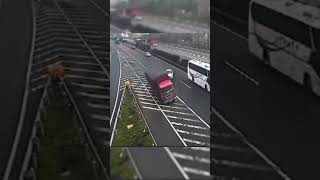 Sedan Stops Mid Road, Chaos Ensues😬