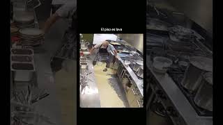 Cuando el piso se convierte en lava 🔥😂 #relatable #cocina #humor
