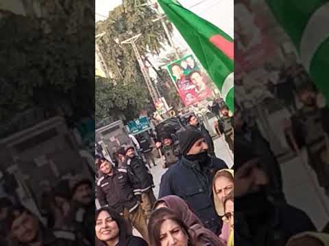 عمران خان کی محبت میں عوام سڑکوں پر نکل آئے ۔ #shortsvideo #shorts #pti #imrankhan #wewantjustice