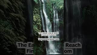 The video presents crucial tips on rapidly achieving financial autonomy.