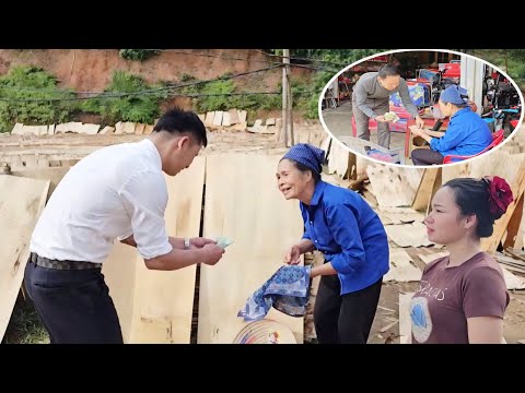 Nhuong's mother used her last remaining money to help Hoang, which deeply moved him.