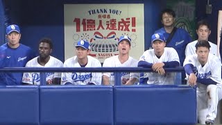 10失点で放心状態の近藤廉が気力を振り絞ってベンチ最前列へ。そんな近藤を励ますかのように隣でひとり大きな声を出す後藤駿太（2023年8月25日）