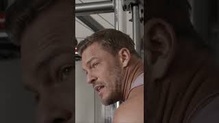 Yes, Alan Ritchson does train to look big as Reacher #menshealth