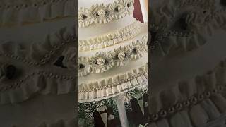 Cakes Before the Internet… Will these styles come back around?! #caketrends #cakedecorating #shorts