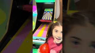 Yaren Elif bovling oynuyor #keşfet #shorts #baby #yarenelif #yaren #elif #avm