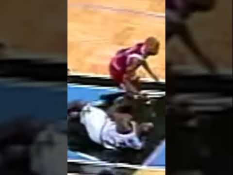 Shaq elbowing, tripping and punching 😮