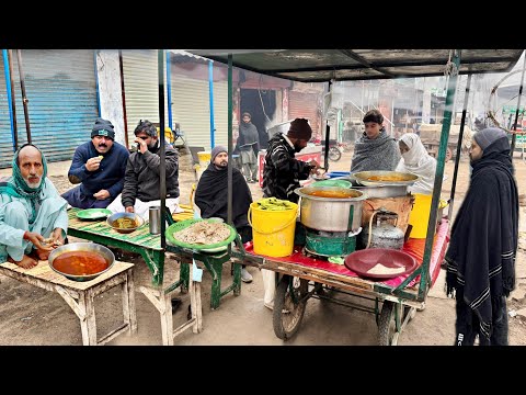 ROADSIDE FOGGY WINTER DESI BREAKFAST 😍 | Waseem Anda Channy Latest Pakistan Food Street Desi Nashta