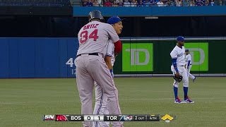 ビッグパピが三塁ベースで川崎宗則に大きなハグをする