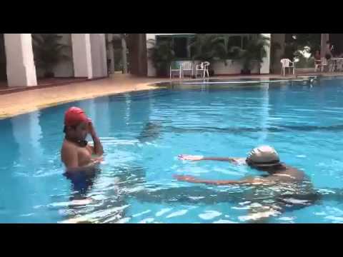Minh Sơn tập bơi