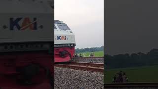 #keretaapiindonesi #djyaodna #viralshorts #cirebon #fyp