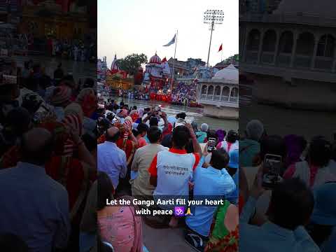 Let the Ganga Aarti fill your heart with peace 🕉️ #youtubeshorts #shortvideo #gangaaarti #viralvideo