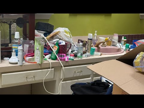 Let’s clean the bathroom of a former hoarder! #hoarding #deepcleaningmotivation #cleaninghacks