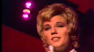Anne Murray Sings "Christmas Wishes"