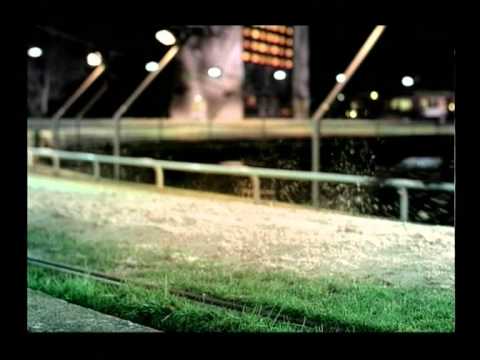 KIT KAT Greyhound Ad