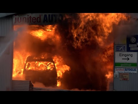 Großbrand eines Hallenkomplex - Flughafenfeuerwehr Hannover unterstützt bei Löscharbeiten