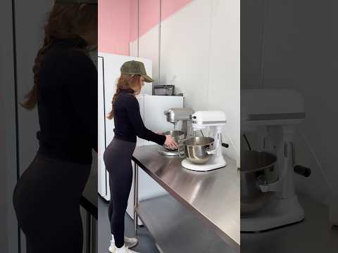 Day in the life of a bakery owner | lil cake club #cake #bakeryowner #bakery #cakedecorating