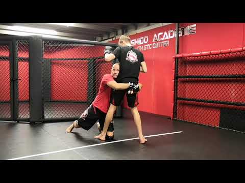 Takedown en mma : crochetage de la jambe avant.