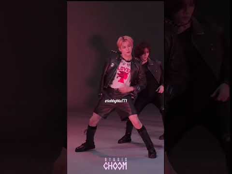my 6 year old sis chose her bias..kpop #kpop #skz #stay #straykids #zerobaseone #txt #enhyphen