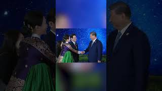 President Xi Jinping Welcomed by South Korea’s Lee Jae-myung at APEC Summit | AC1N