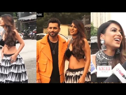 🔊 mere daanton pe lipstick to😛😁 nahi hai? Nia Sharma double checks her makeup for her Garba look...