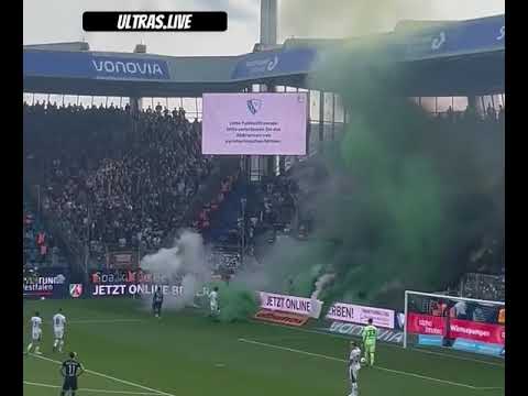 VFL Bochum - Borussia Mönchengladbach l Gladbach Fans schmeißen Pyro und Rauchbomben aufs Feld