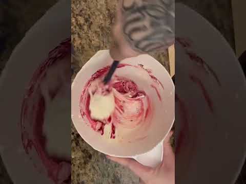 How to make red icing #redicing #caketips #coloringcakes #redcakes #heartcake #buttercream
