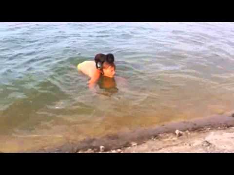 Собака плавает на хозяйке