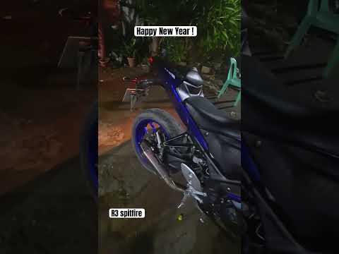 New Year Revv! Yamaha R3 spitting fire! #newyear2025 #sportsbike #yamahar3 #yamaha #spitfire #yzfr3