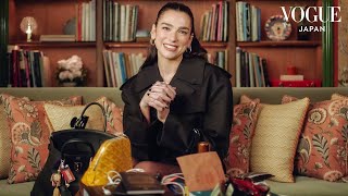 デュア･リパのバッグの中身は？日本のお守りや調味料など多彩なアイテムたち。| In The Bag | VOGUE JAPAN