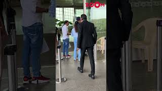 "Asli hero" says Jackie Shroff to police inspectors at the airport 🤩 #shorts #jackieshroff
