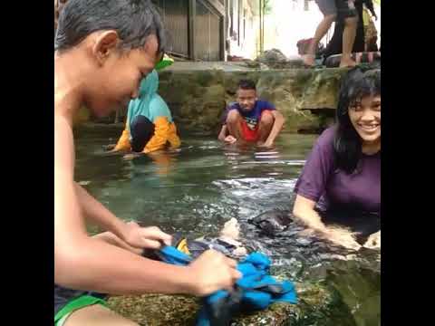 Cuci baju pakai batu wak!!