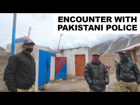This is how the police treats foreigners in Pakistan 🇵🇰