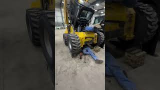 Sometimes a person just needs a bit of help! #mechanic #hardwork