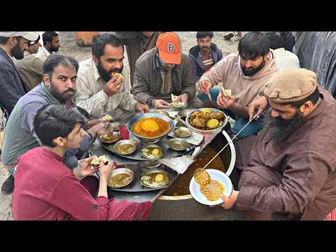 Lahore’s UNBELIEVABLE Street Breakfast Rush! 😍 Molvi Anda Channay – Authentic Pakistani Desi Nashta