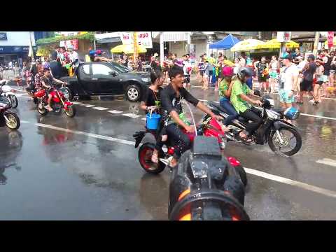 Songkran - Everyone against the truck