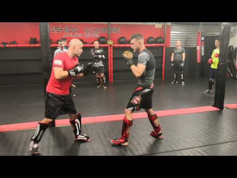 Coup de pied en contre sur direct (jab) combinaison pieds poings mma, kickboxing etc.