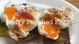 Easy Poached Eggs - Quick and Simple Gooey Eggs