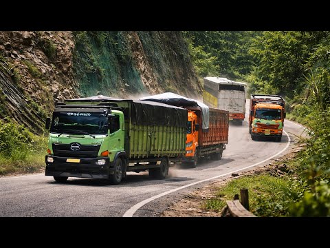 Tanjakan tajam, mobil mobil besar saat melewati tanjakan bukit ijo rampa sibolga