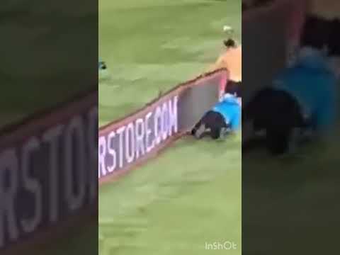 【サッカー】乱入者に日大タックル