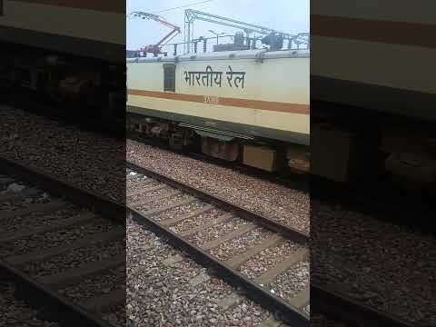 🚆 The platform shakes, the horn blows — train lovers, #TrainShot #RailfansIndia #PlatformScene
