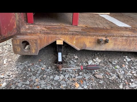 Episode 25 : How Not To Lift a Shipping Container With a Screwdriver