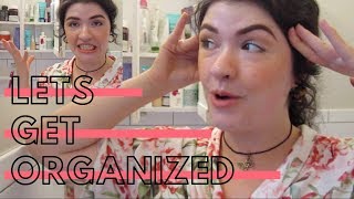 BREAK INTO MY BATHROOM & CLEAN IT UP...Decluttering my Medicine Cabinet