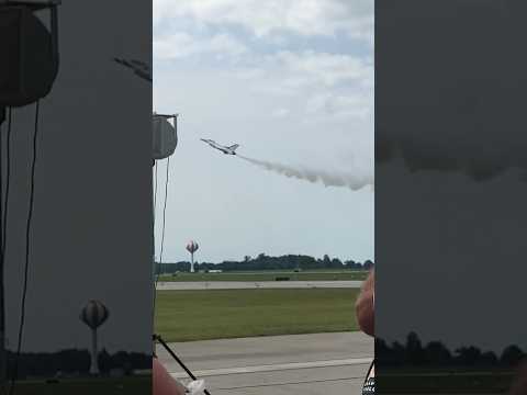 F-16 Thunderbird deploys smoke whilst doing a very interesting stunt #aviation #aircraft #military