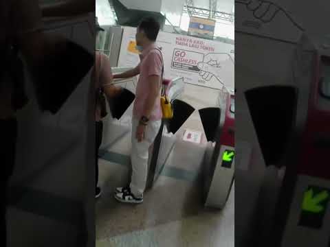 Hãy giữ gìn đồng xu vé tàu cẩn thận khi qua trạm | vinhvlogsaigon. shorts
