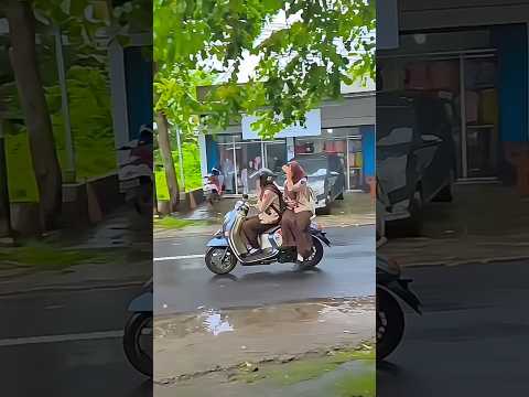 Pulang Sekolah Di hari Sabtu Hujan